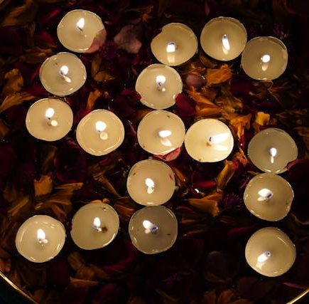 Świeczki pływające – praktyczne inspiracje na dekoracje z wodą