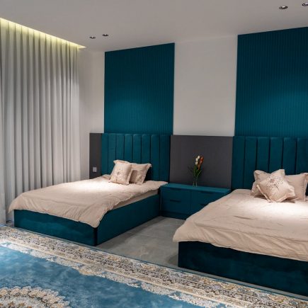 2 łóżka tapicerowane ustawione obok siebie