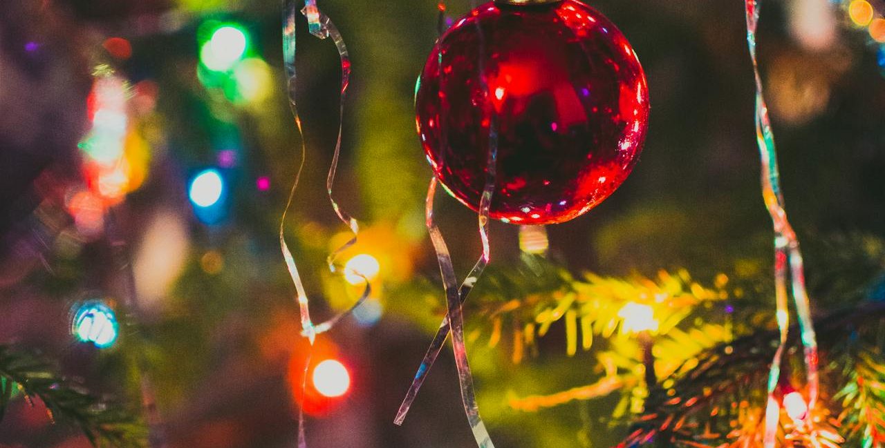 kolorowe lampki na choince