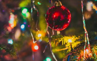 kolorowe lampki na choince